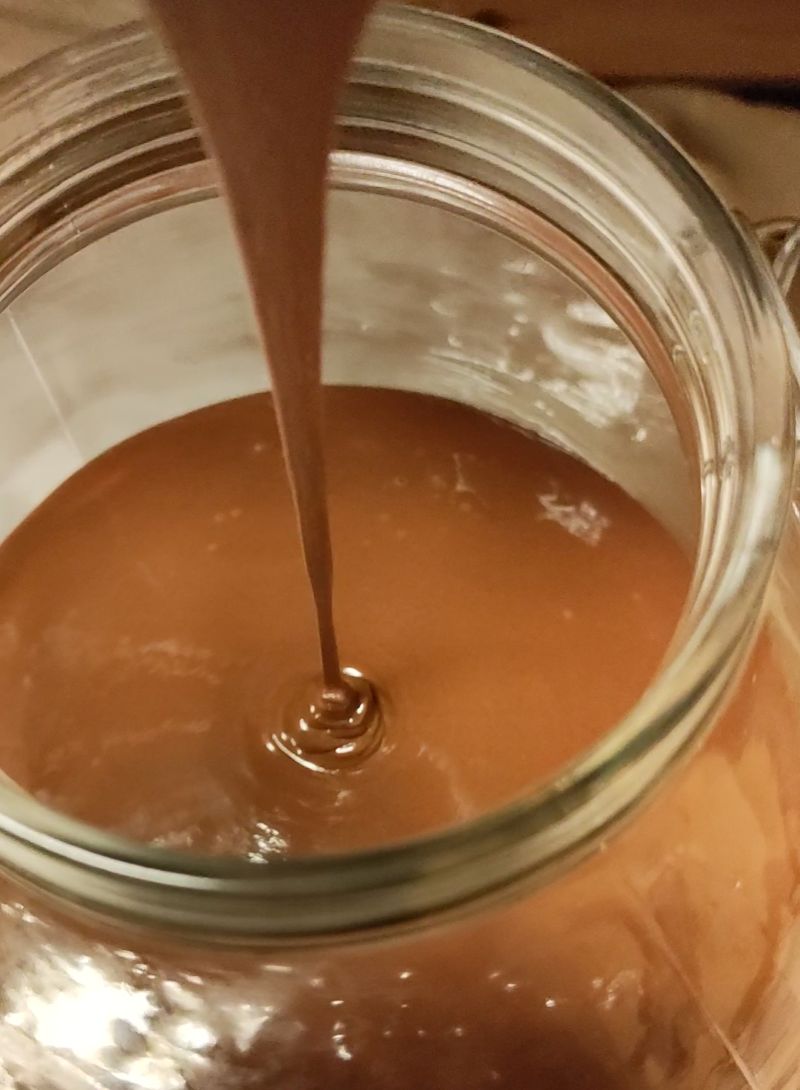 Purée de noisette 100% bio coulant dans un pot
