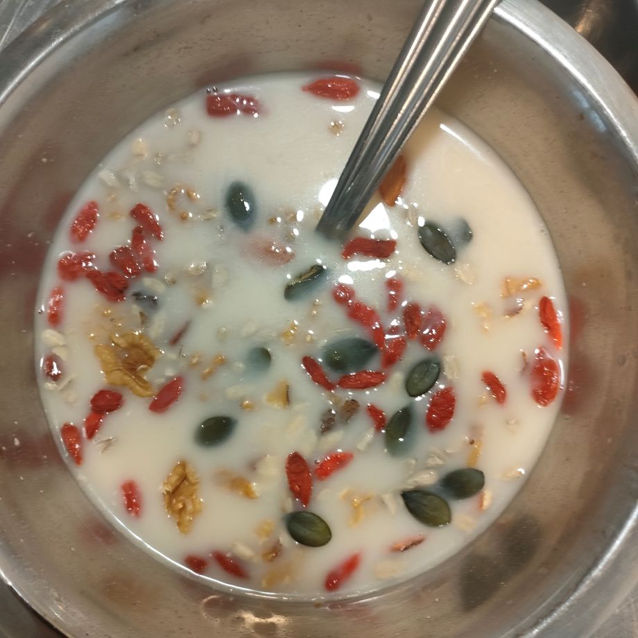porridge d'automne crémeux à la purée d'amande bio — recette saine et nourrissante avec toppings poire et cannelle